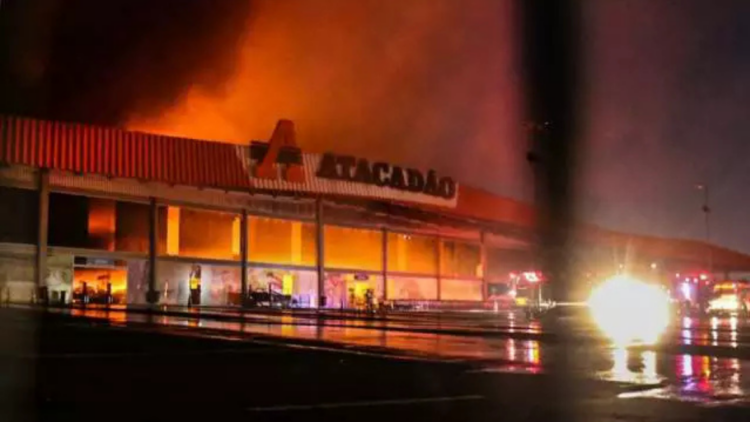 Incêndio na Ceasa do Rio mobiliza bombeiros e levanta alerta