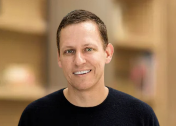 Debate sobre Anticristo e tecnologia promovido por Peter Thiel causa reação no Vaticano e levanta discussões globais.