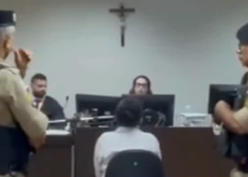 Tribunal do Júri de Belo Horizonte absolve mãe acusada de matar homem ao defender filha de 11 anos de abuso. Decisão reconheceu legítima defesa.