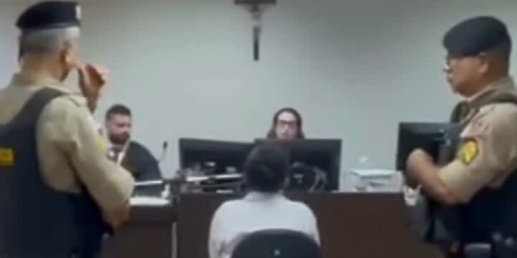 Tribunal do Júri de Belo Horizonte absolve mãe acusada de matar homem ao defender filha de 11 anos de abuso. Decisão reconheceu legítima defesa.