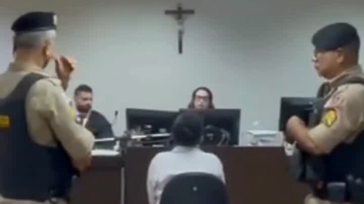 Tribunal do Júri de Belo Horizonte absolve mãe acusada de matar homem ao defender filha de 11 anos de abuso. Decisão reconheceu legítima defesa.
