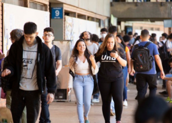 Universidades brasileiras discutem limites para uso de inteligência artificial e reforçam papel humano no ensino.