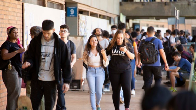Universidades brasileiras discutem limites para uso de inteligência artificial e reforçam papel humano no ensino.