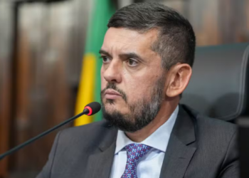 Esposa de Rodrigo Bacellar relata condições enfrentadas pelo ex-deputado na prisão federal de Mossoró. Senappen respondeu às alegações.