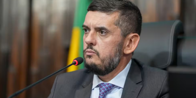 Esposa de Rodrigo Bacellar relata condições enfrentadas pelo ex-deputado na prisão federal de Mossoró. Senappen respondeu às alegações.