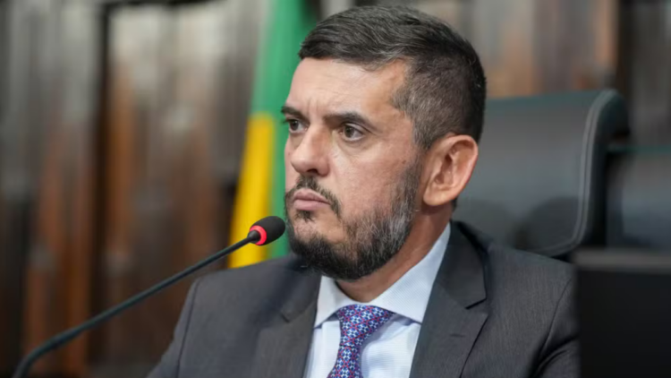 Esposa de Rodrigo Bacellar relata condições enfrentadas pelo ex-deputado na prisão federal de Mossoró. Senappen respondeu às alegações.
