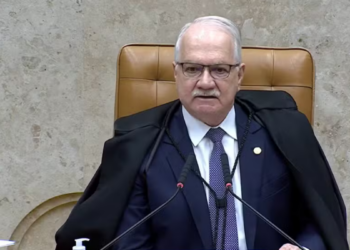 Fachin mantém sessão sobre relatório da PF para dia 15 e marca análise de questionamentos contra Mendonça para 23 de setembro.