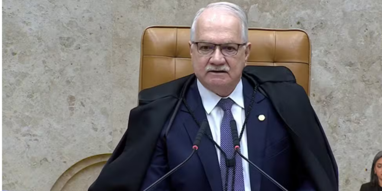 Fachin mantém sessão sobre relatório da PF para dia 15 e marca análise de questionamentos contra Mendonça para 23 de setembro.