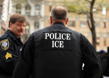 Mulher em Maryland é acusada de denunciar trabalhadores migrantes ao ICE após contratar serviço e supostamente dever US$ 10 mil pelo trabalho.
