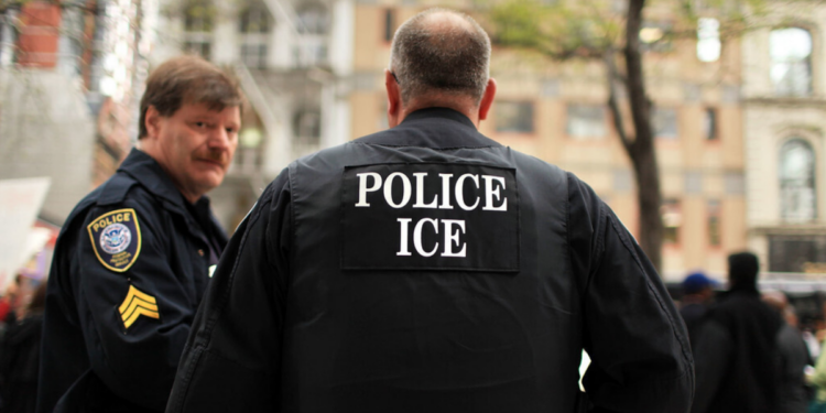 Mulher em Maryland é acusada de denunciar trabalhadores migrantes ao ICE após contratar serviço e supostamente dever US$ 10 mil pelo trabalho.