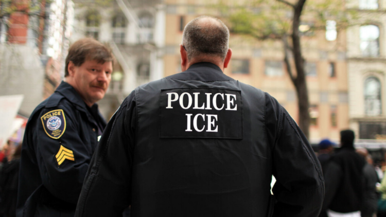 Mulher em Maryland é acusada de denunciar trabalhadores migrantes ao ICE após contratar serviço e supostamente dever US$ 10 mil pelo trabalho.