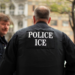 Mulher em Maryland é acusada de denunciar trabalhadores migrantes ao ICE após contratar serviço e supostamente dever US$ 10 mil pelo trabalho.