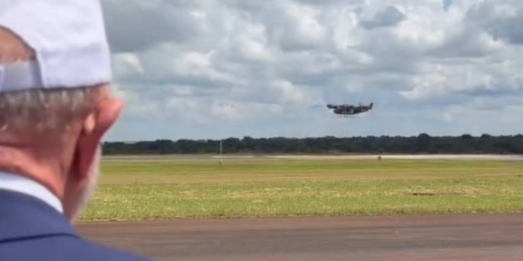 Gavião Peixoto, no interior de SP, recebe teste do carro voador da Embraer com presença de Lula.