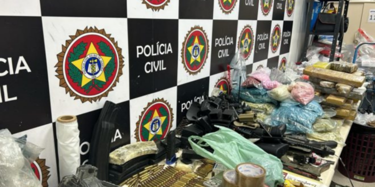Operação da Polícia Militar resulta na apreensão de drogas e dinheiro em Rio das Ostras.