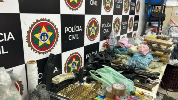 Operação da Polícia Militar resulta na apreensão de drogas e dinheiro em Rio das Ostras.