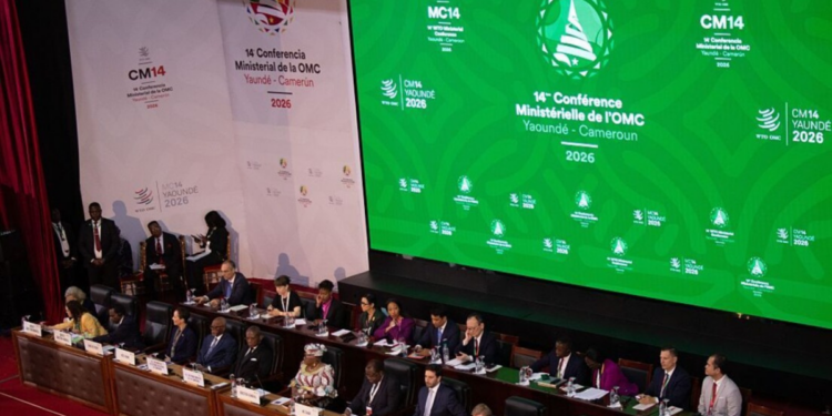 Negociações da OMC fracassam após veto do Brasil. Debate sobre tarifas digitais deve continuar em novas reuniões.