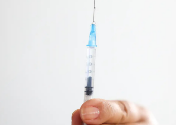 Levantamento do IBGE mostra que apenas 54,9% dos adolescentes foram vacinados contra o HPV. Entenda os riscos, a importância da imunização e os desafios da cobertura no Brasil.