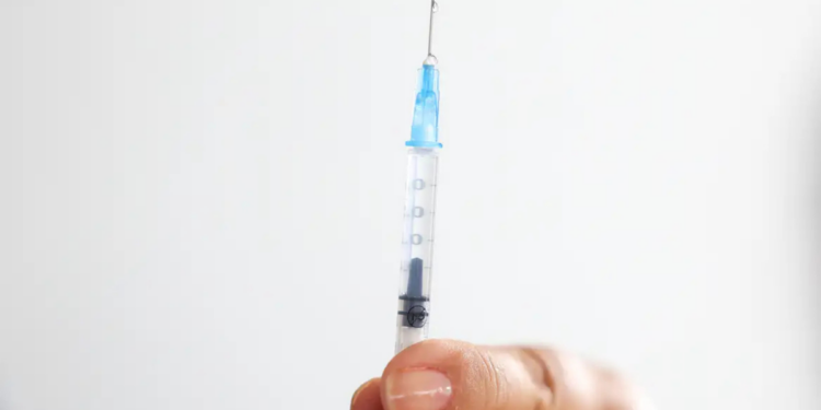 Levantamento do IBGE mostra que apenas 54,9% dos adolescentes foram vacinados contra o HPV. Entenda os riscos, a importância da imunização e os desafios da cobertura no Brasil.