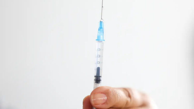 Levantamento do IBGE mostra que apenas 54,9% dos adolescentes foram vacinados contra o HPV. Entenda os riscos, a importância da imunização e os desafios da cobertura no Brasil.