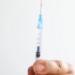 Levantamento do IBGE mostra que apenas 54,9% dos adolescentes foram vacinados contra o HPV. Entenda os riscos, a importância da imunização e os desafios da cobertura no Brasil.