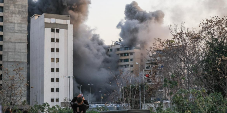 Fragmentos de míssil deixam feridos em Israel e Cisjordânia e aumentam clima de tensão.