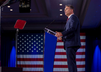 Flávio Bolsonaro discursa na CPAC, critica Lula e comenta relações entre Brasil e Estados Unidos.