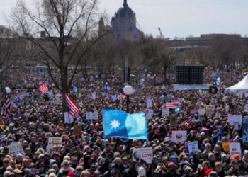 Milhares protestam nos Estados Unidos contra políticas de Trump e levantam debate sobre direitos civis.