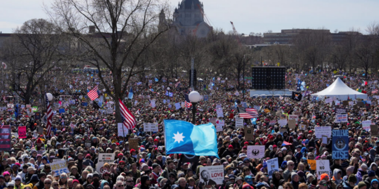 Milhares protestam nos Estados Unidos contra políticas de Trump e levantam debate sobre direitos civis.
