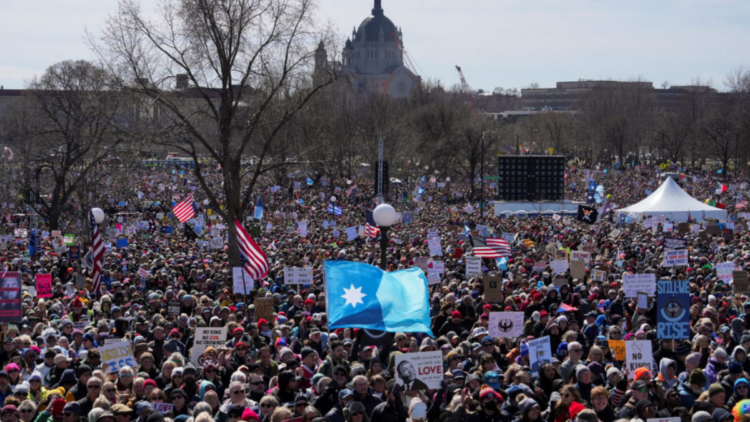 Milhares protestam nos Estados Unidos contra políticas de Trump e levantam debate sobre direitos civis.