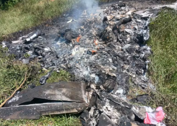 Dois homens morreram após queda de aeronave em Rio Claro (RJ). Autoridades investigam as causas do acidente.