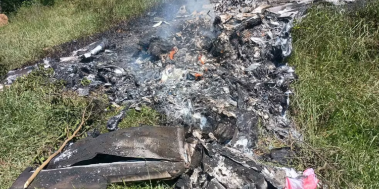 Dois homens morreram após queda de aeronave em Rio Claro (RJ). Autoridades investigam as causas do acidente.