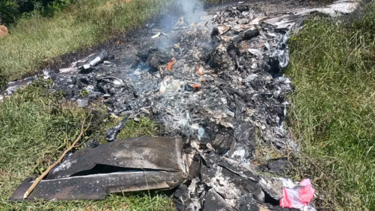 Dois homens morreram após queda de aeronave em Rio Claro (RJ). Autoridades investigam as causas do acidente.