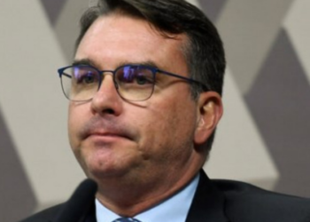 Justiça nega indenização de R$ 61 mil pedida por Flávio Bolsonaro contra autor de publicação nas redes sociais.