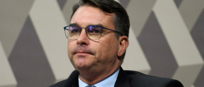 Justiça nega indenização de R$ 61 mil pedida por Flávio Bolsonaro contra autor de publicação nas redes sociais.
