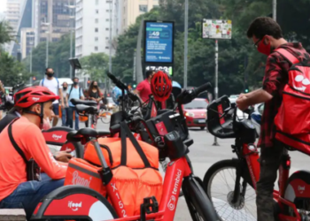 A Câmara dos Deputados planeja votar projeto que regulamenta trabalho de aplicativos até abril. A proposta define remuneração mínima, previdência e direitos de motoristas e entregadores.
