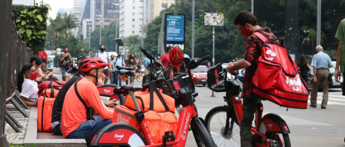 A Câmara dos Deputados planeja votar projeto que regulamenta trabalho de aplicativos até abril. A proposta define remuneração mínima, previdência e direitos de motoristas e entregadores.