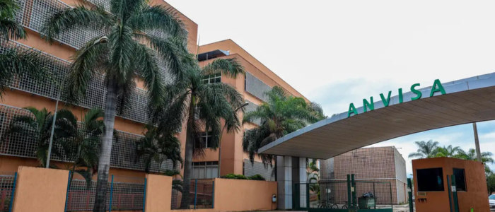 A Anvisa aprovou o Xcopri (cenobamato) para epilepsia farmacorresistente em adultos. Estudos mostram redução expressiva das crises, mas inclusão no SUS dependerá de avaliação regulatória.