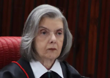 Durante sessão do TSE, Cármen Lúcia ressaltou a necessidade de ampliar a presença feminina em cargos de poder e denunciou violência contra mulheres como violação de direitos fundamentais.