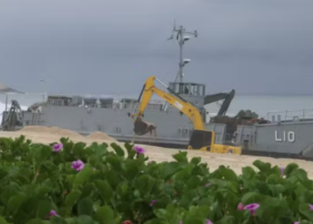 Navio Guarapari encalhou na Praia da Macumba e tentativa de retirada acabou com outras duas embarcações presas na areia.