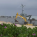 Navio Guarapari encalhou na Praia da Macumba e tentativa de retirada acabou com outras duas embarcações presas na areia.