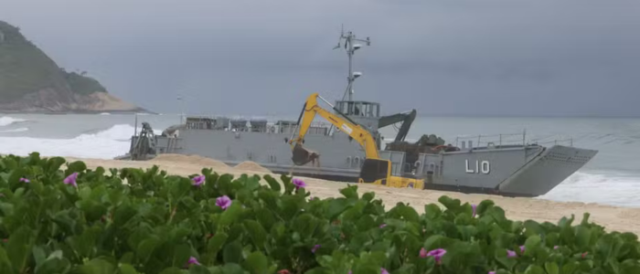 Navio Guarapari encalhou na Praia da Macumba e tentativa de retirada acabou com outras duas embarcações presas na areia.