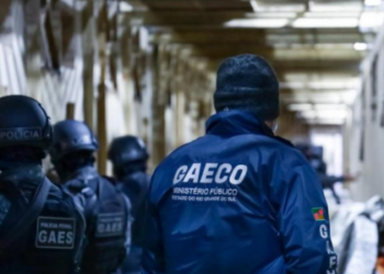 GAECO do Ministério Público do Rio realiza operação contra organização criminosa ligada ao bicheiro Rogério de Andrade e denuncia policiais envolvidos no esquema.