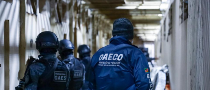 GAECO do Ministério Público do Rio realiza operação contra organização criminosa ligada ao bicheiro Rogério de Andrade e denuncia policiais envolvidos no esquema.