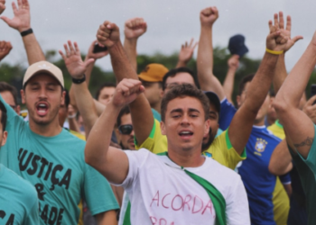 A intensa chuva na Zona da Mata mineira deixou dezenas de mortos e desabrigados. Autoridades e parlamentares visitam áreas afetadas enquanto moradores criticam atuação política.
