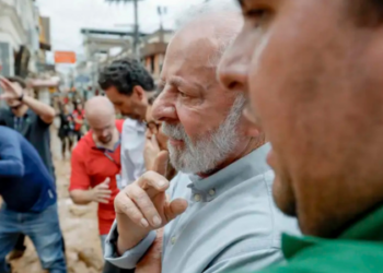 Após fortes chuvas na Zona da Mata mineira, governo federal lança pacote de medidas emergenciais para famílias afetadas, incluindo moradia, crédito a empresários e escritórios de reconstrução.