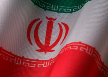 O ex-presidente do Irã, Mahmoud Ahmadinejad, morreu durante ataques aéreos em Teerã, junto com outras autoridades de alto escalão. O episódio aumenta a tensão e a incerteza política no país.