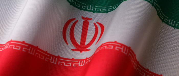 O ex-presidente do Irã, Mahmoud Ahmadinejad, morreu durante ataques aéreos em Teerã, junto com outras autoridades de alto escalão. O episódio aumenta a tensão e a incerteza política no país.
