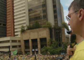 Aliados de Jair Bolsonaro realizam primeira manifestação do ano em São Paulo, com críticas ao STF e ao governo Lula, discursos de Flávio Bolsonaro e participação de parlamentares e governadores.
