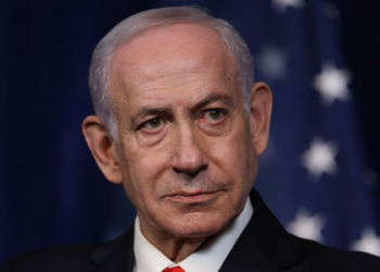 O gabinete de Benjamin Netanyahu em Israel foi atacado por mísseis disparados pelo Irã em retaliação aos bombardeios em Teerã. Tensão no Oriente Médio cresce após mortes de líderes iranianos.