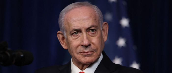 O gabinete de Benjamin Netanyahu em Israel foi atacado por mísseis disparados pelo Irã em retaliação aos bombardeios em Teerã. Tensão no Oriente Médio cresce após mortes de líderes iranianos.